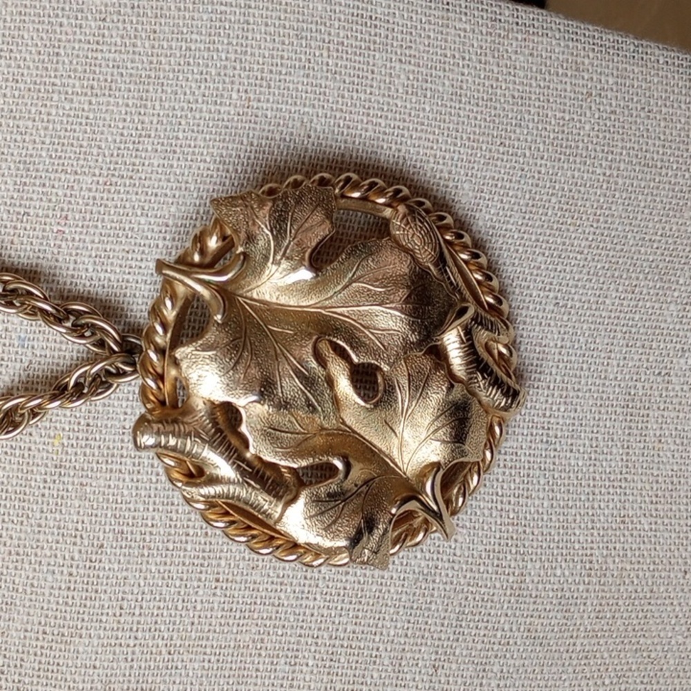 1950s MCM unsigned gold tone fall leaves medallion disc necklace brooch